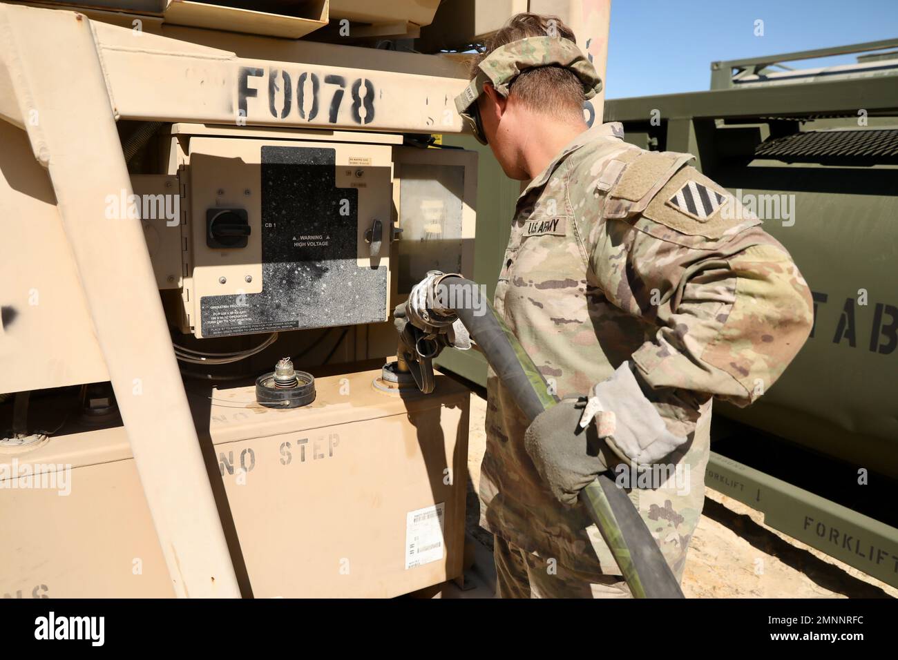 SPC. Jeffrey Pines, ein Spezialist für Erdölversorgung, der der 135th Quartermaster Company, 87th Division Sustainment Support Battalion, 3rd Division Sustainment Brigade, zugeteilt wurde, füllt ein Mehrtemperatur-Kühlsystem mit Kraftstoff während eines Feldtrainings in Fort Stewart, Georgia, 4. Oktober 2022. Diese Übungen bieten die notwendige Ausbildung, um sicherzustellen, dass Soldaten jederzeit und überall logistische Unterstützung für die Kriegskämpfer der Nation leisten können. 3. Kampfluftbrigade, 3. Division Nachhaltigkeitsbrigade, 87. Division Nachhaltigkeitsunterstützungsbataillon, Stockfoto