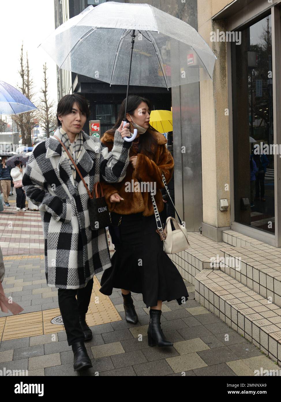 Ein modisch gekleidetes japanisches Paar in Harajuku, Tokio, Japan. Stockfoto