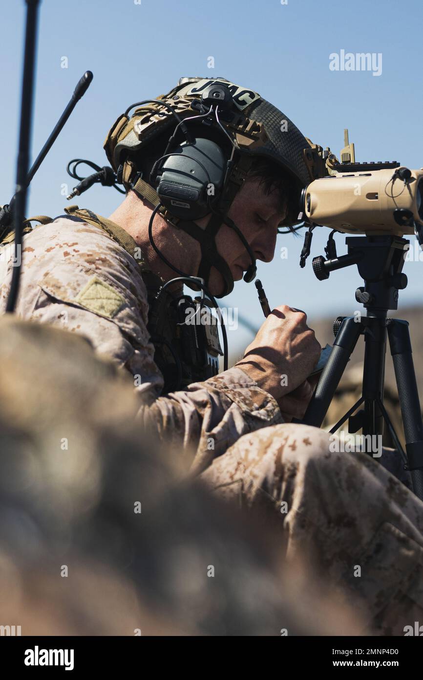 US Marine Corps Gunnery Sgt. Thomas Dye aus Jacksonville, Florida, ein Verbindungsleiter der Feuerwehr, der der Force Reconnaissance Company, 3. Reconnaissance Bataillon, 3. Marine Division, zugewiesen wurde, nimmt Notizen auf und verwendet einen gemeinsamen Laser-Entfernungsmesser, um Ziele während des WTE-Kurses (Weapons and Tactics Instructor) 1-23, beim Observation Point Sunkist (OP Sunkist), zu erwerben. Chocolate Mountain Aerial Gunnery Range, Kalifornien, 4. Oktober 2022. WTI ist eine siebenwöchige Trainingsveranstaltung, die von Marine Aviation Weapons and Tactics Squadron One veranstaltet wird und standardisierte fortgeschrittene taktische Schulungen und Zertifizierungen der Einheit in bietet Stockfoto