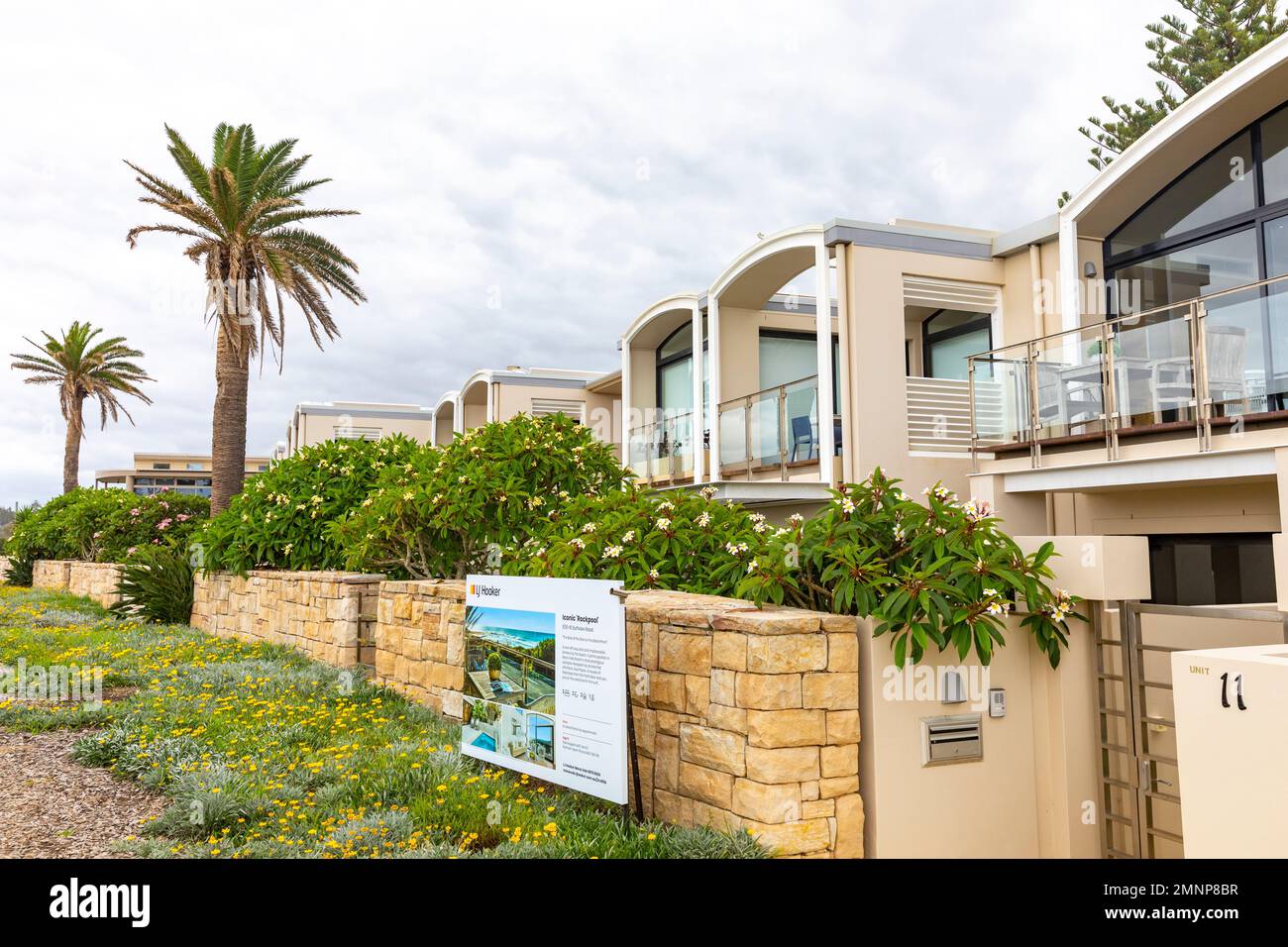 Luxuriöses australisches Haus mit Meerblick zum Verkauf in Mona Vale Sydney, NSW, Australien, mit Maklerbrett draußen Stockfoto