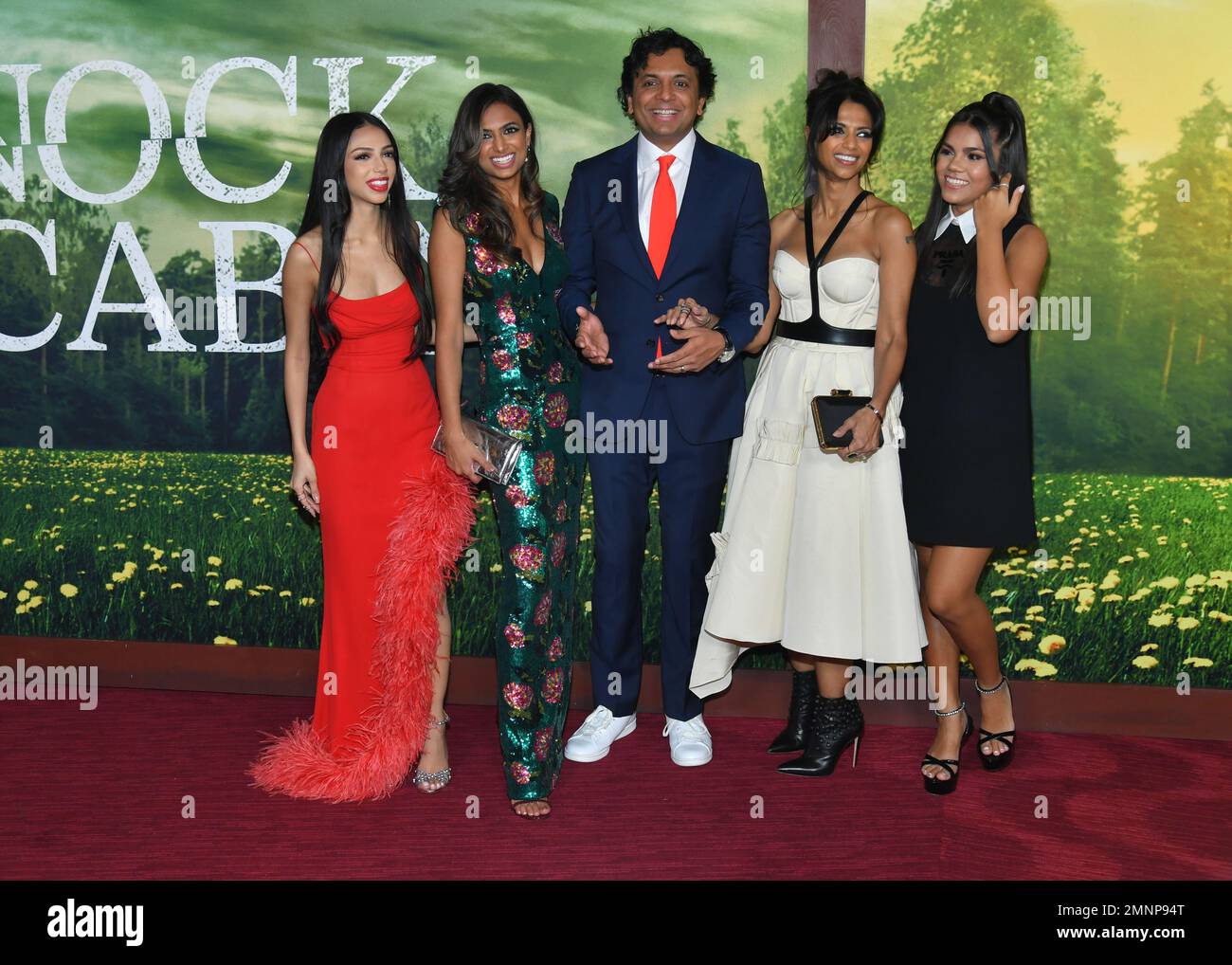 M. Night Shyamalan, Bhavna Vaswani und die Familie besuchen am 30. Januar die Universal Pictures "Knock at the Cabin" Weltpremiere im Jazz im Lincoln Center, Stockfoto