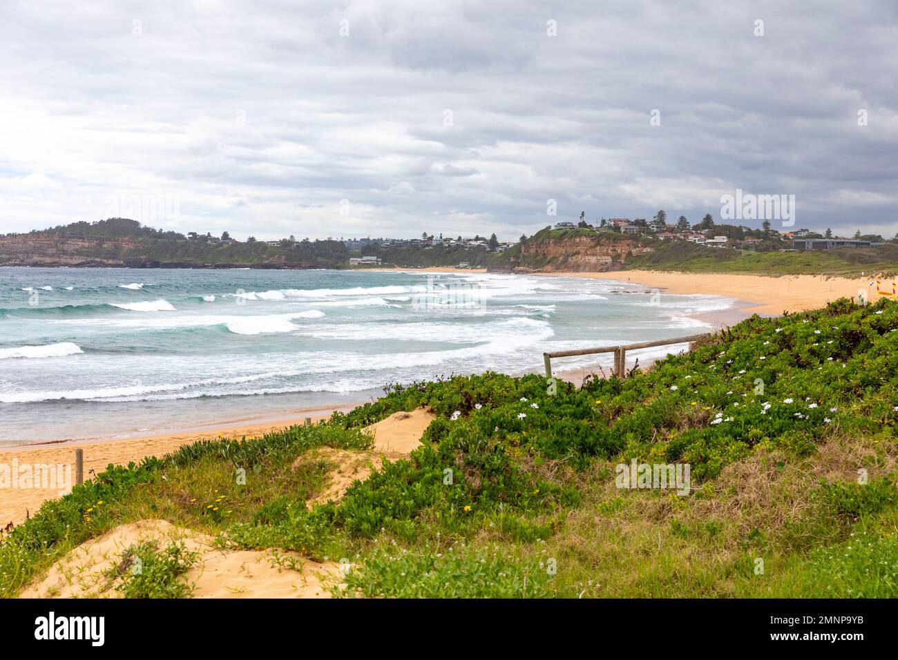 Mona Vale Beach an der Ostküste von Sydney, grauer Himmel am Sommertag 2023, Sydney Northern Beaches, NSW, Australien Stockfoto