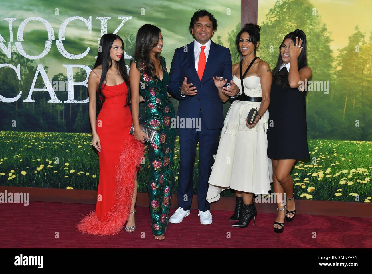 M. Night Shyamalan, Bhavna Vaswani und die Familie besuchen am 30. Januar die Universal Pictures "Knock at the Cabin" Weltpremiere im Jazz im Lincoln Center, Stockfoto