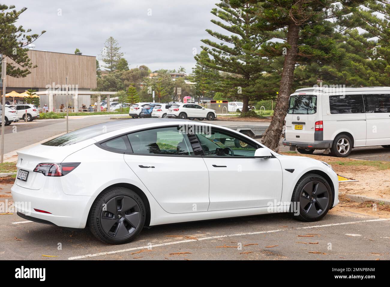 2022 Tesla Model 3 Elektrofahrzeug in Weiß, parkt auf einem Parkplatz am Strand von Sydney, NSW, Australien Stockfoto