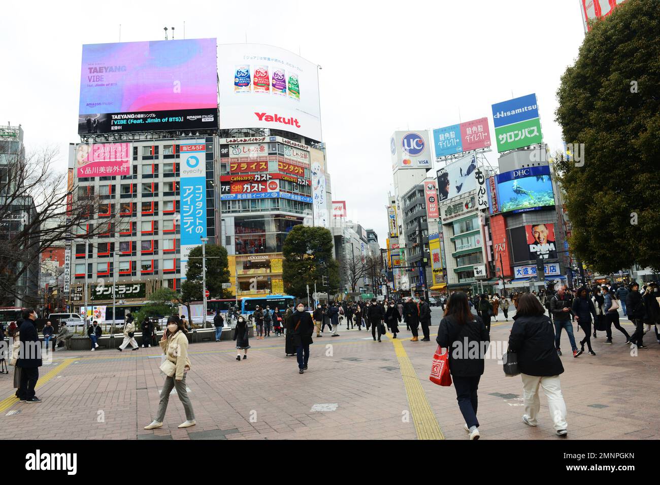Der belebte Hachikō-Platz in Shibuya, Tokio, Japan. Stockfoto