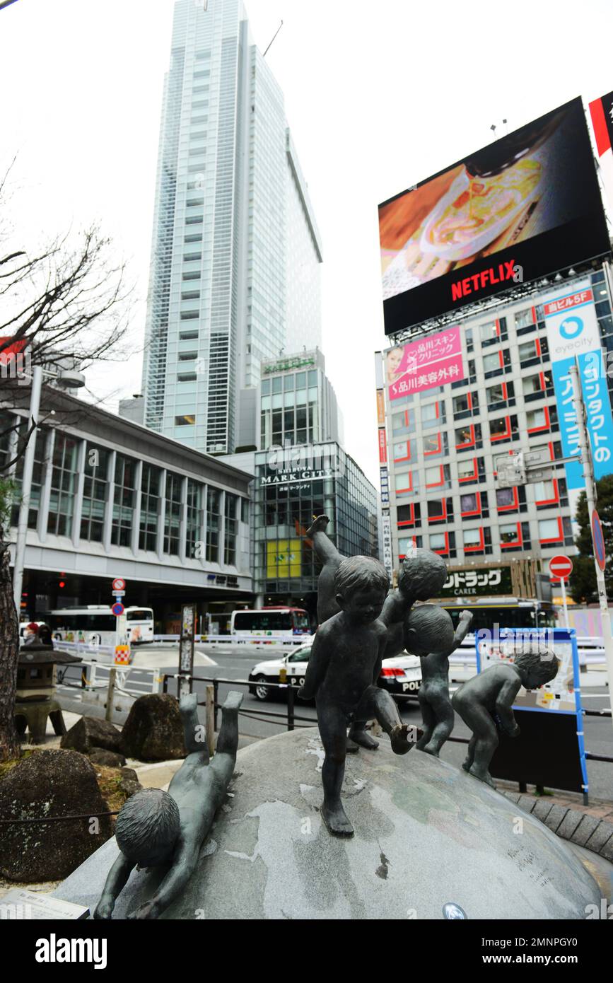 Kinder spielen auf der Erde Bronzeskulptur vor dem Bahnhof Shibuya in Tokio, Japan. Stockfoto