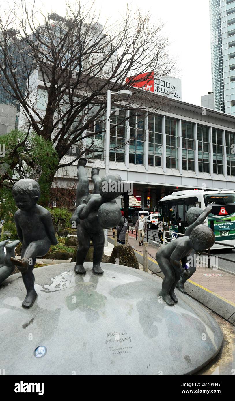Kinder spielen auf der Erde Bronzeskulptur vor dem Bahnhof Shibuya in Tokio, Japan. Stockfoto