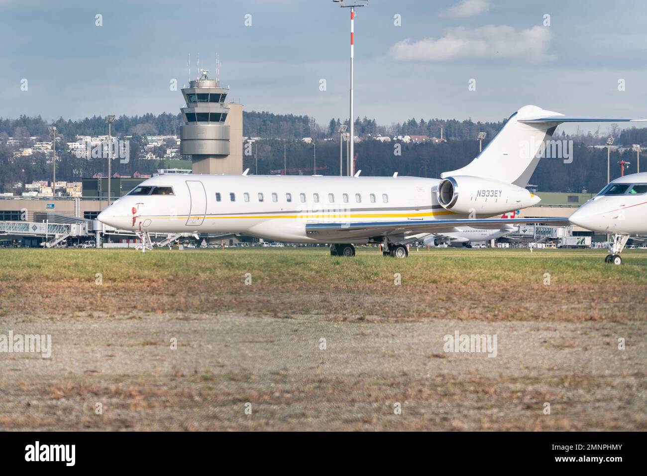 Zürich, Schweiz, 19. Januar 2023 Bombardier Global 6000 Business Aircraft parkt auf dem Vorfeld während des Weltwirtschaftsforums in Davos Stockfoto