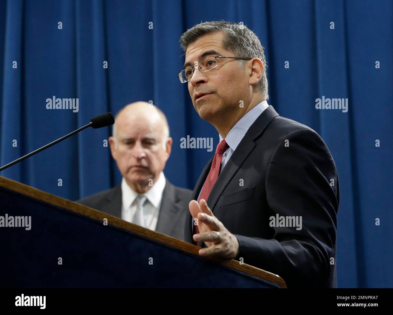 California Attorney General Xavier Becerra, right, accompanied by California Gov. Jerry Brown, right, discusses remarks made by U.S. Attorney General Jeff Sessions, Wednesday, March 7, 2018, in Sacramento, Calif. (AP Photo/Rich Pedroncelli) Stockfoto