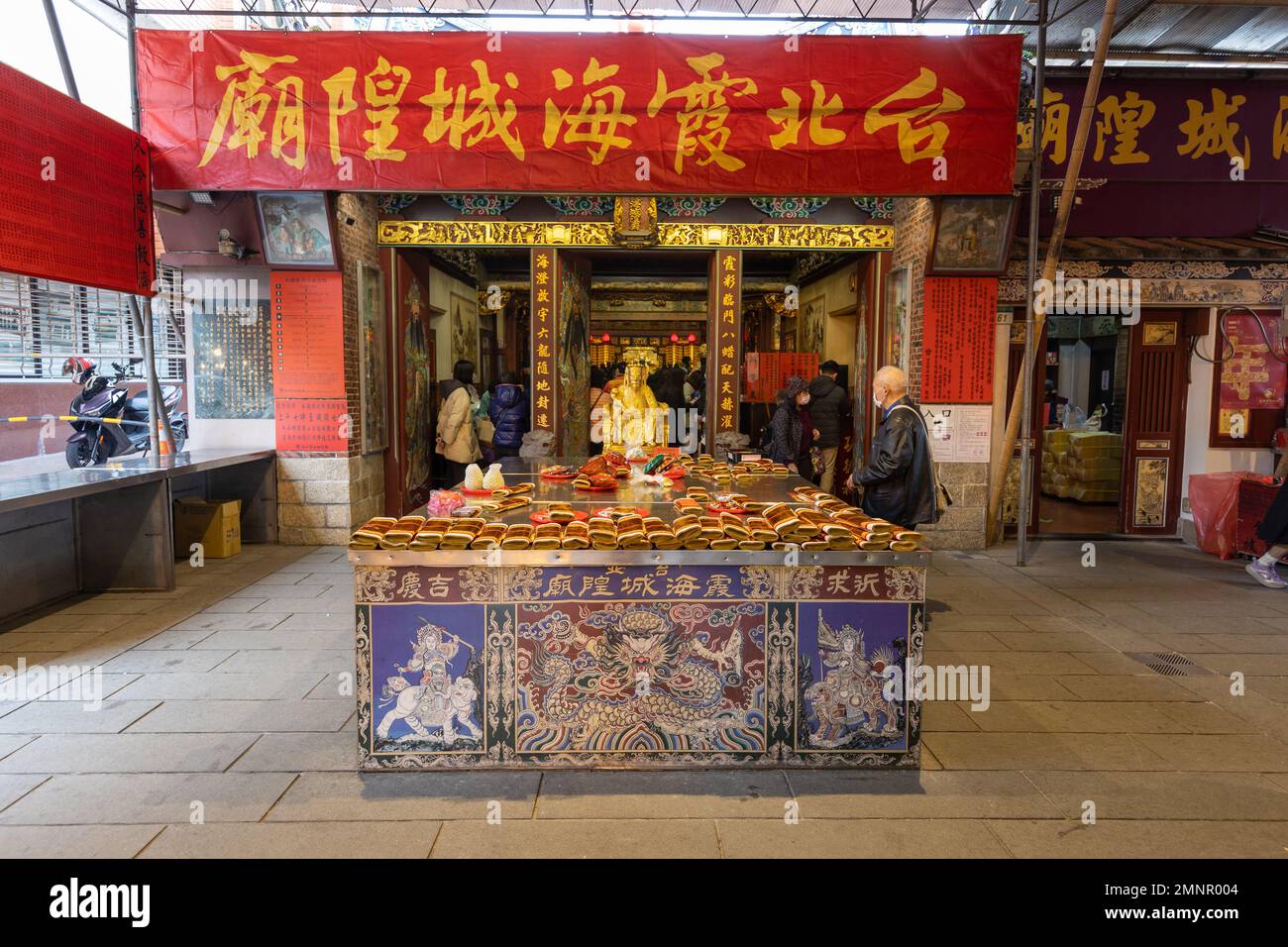 Eintritt in den Tempel der Taipei-Stadt in der Dihua-Straße in Taipei. Stockfoto