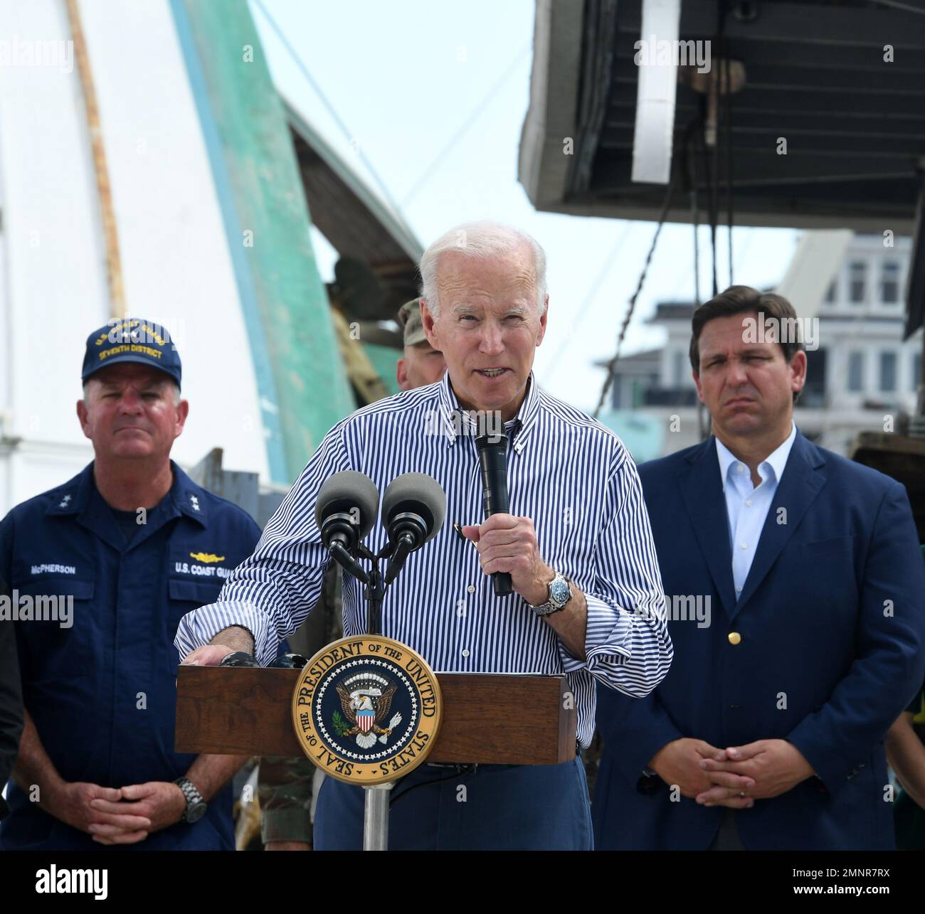 Fort Myers, FL (Okt 5, 2022) -Präsident Joe Biden begrüßt Anwohner und Unternehmer. Er wurde von Gouverneur Ron DeSantis, Jocelyn Augustino/FEMA, begleitet Stockfoto