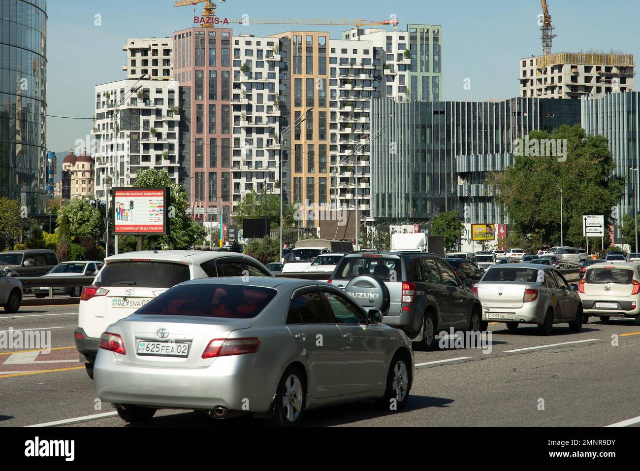 Neues modernes Viertel von Almaty mit Wohnkomplexen und Geschäftszentren in der Al Farabi Straße Stockfoto