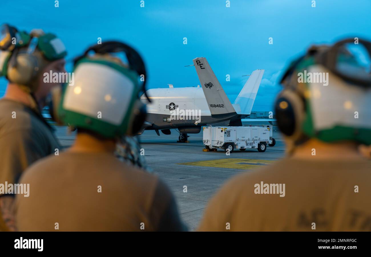 Ein US Navy MQ-4C Triton, der der Mannlosen Patrouillenschwadron 19 (VUP-19) zugewiesen wurde, ist bereit, die Marine Corp Air Station Iwakuni, Japan, am 5. Oktober 2022 zu verlassen. Aufgrund seiner geografischen Lage und des gleichzeitig gelegenen Flugplatzes und Hafens ist MCAS Iwakuni einzigartig, um eine fortschrittliche Marineintegration zur Unterstützung der regionalen Sicherheit zu gewährleisten. Stockfoto