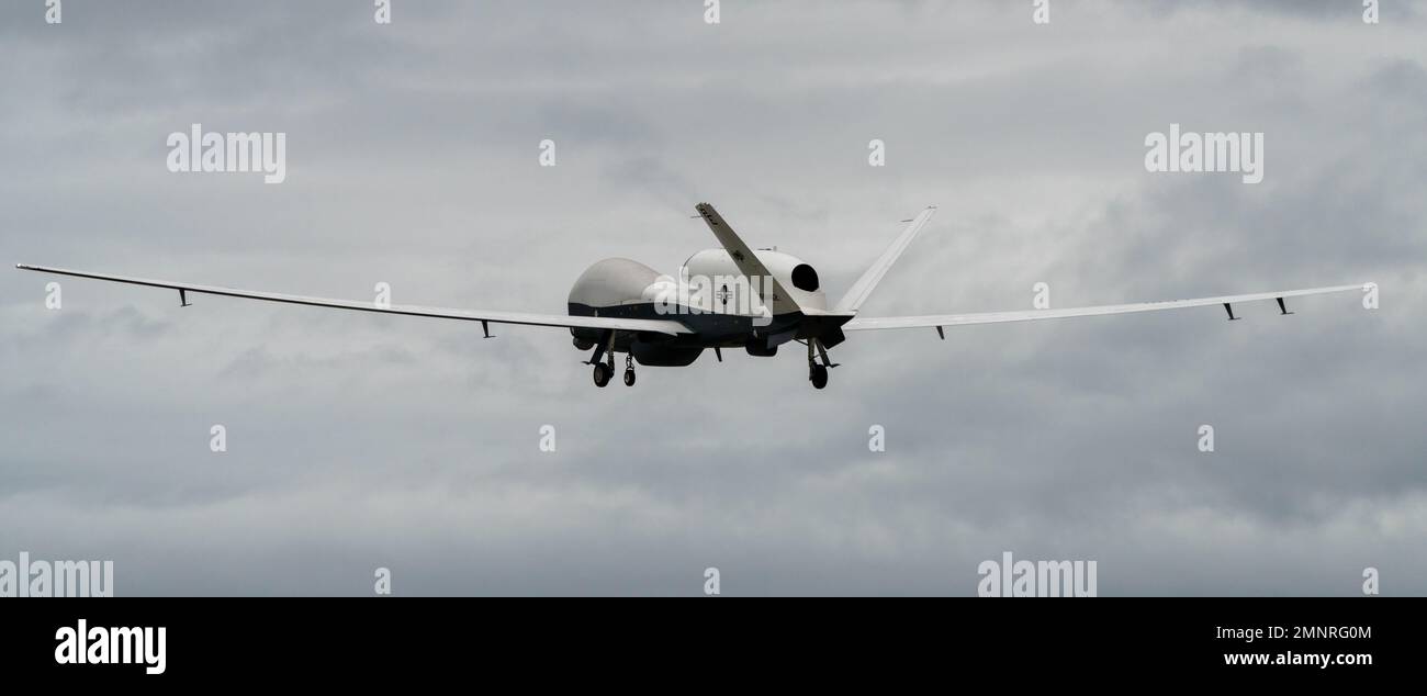 Eine US Navy MQ-4C Triton mit unbemanntem Patrouillenschwadron 19 (VUP-19) verlässt die Marine Corp Air Station Iwakuni, Japan, am 5. Oktober 2022. Aufgrund seiner geografischen Lage und des gleichzeitig gelegenen Flugplatzes und Hafens ist MCAS Iwakuni einzigartig, um eine fortschrittliche Marineintegration zur Unterstützung der regionalen Sicherheit zu gewährleisten. Stockfoto