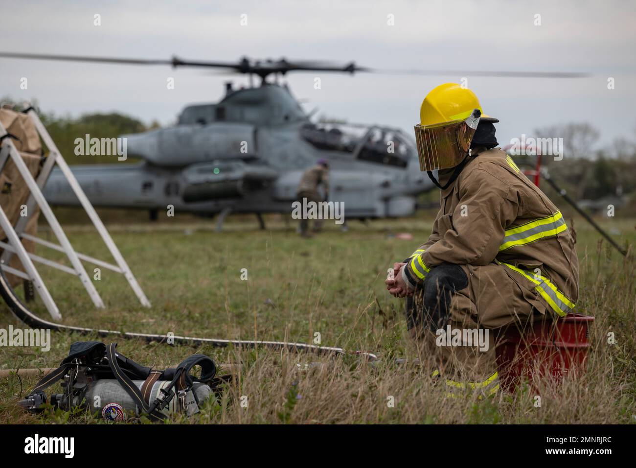 U.S. Marine Corps Lance CPL. Matthew Kovach, ein Expeditionsfeuerwehr-/Rettungsspezialist bei Marine Wing Support Squadron 172, Marine Aircraft Group 36, 1. Marine Aircraft Wing, führt Vorrüst- und Betankungspunktoperationen in Camp Tokachi, Hokkaido, Japan, am 5. Oktober 2022 durch. Resolute Dragon 22 ist eine jährliche Übung zur Stärkung der Verteidigungsfähigkeiten der US-Japan Alliance durch die Ausübung integrierter Kommando- und Kontrollfunktionen, Zielerfassung, kombinierter Waffen und Manöver über mehrere Domänen hinweg. Stockfoto