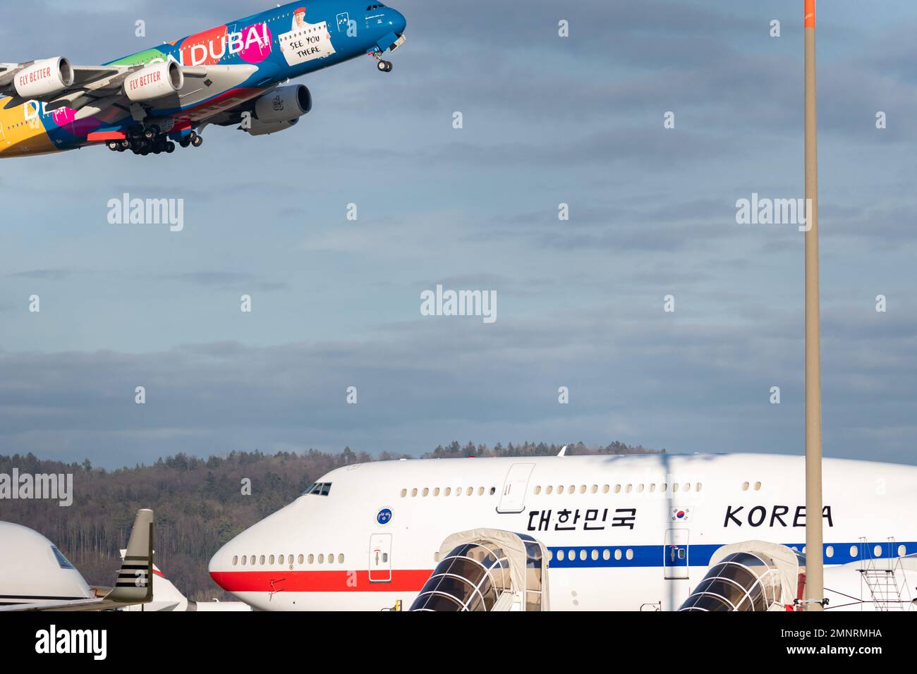 Zürich, Schweiz, 19. Januar 2023 Emirate A380-861 fliegt hinter einem koreanischen Jumbo-Jet der Regierung Boeing 747-8B5 ab Stockfoto