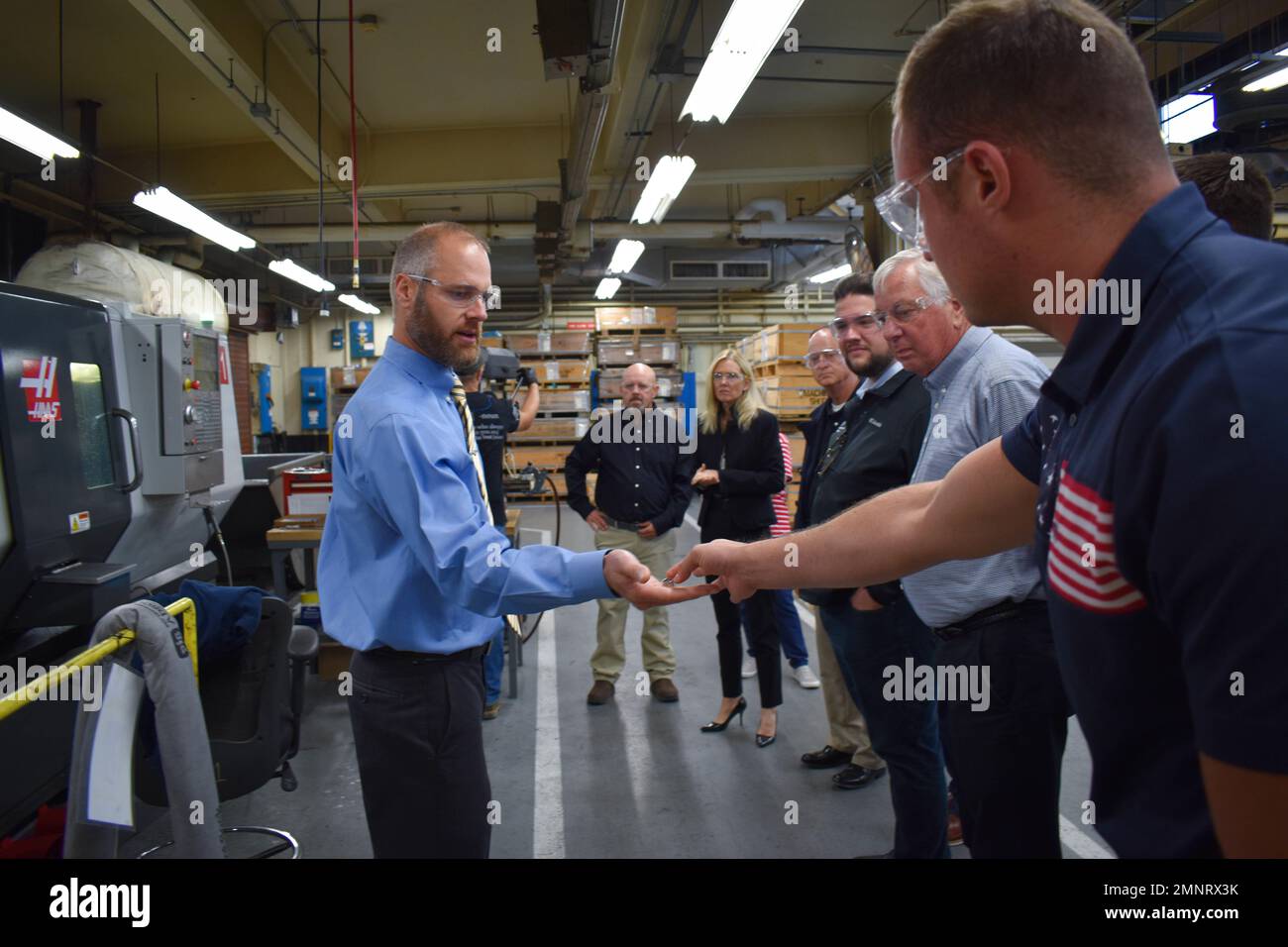 Mitglieder der Indiana General Assembly stoppten durch die Crane Army-Munitionsaktivität während einer Tour der Naval Support Activity, Crane, um mehr über die Art und Weise zu erfahren, wie die Aktivität modernisiert wird, um den Bedürfnissen des US-Militärs gerecht zu werden. Während einer Führung durch die Maschinenwerkstatt der Crane Army mit Austin Harris, dem leitenden Fertigungsingenieur, hatten gewählte Beamte die Gelegenheit, Maschinisten in Aktion zu sehen, während sie Komponenten für Munitionswaffen herstellen, die in der gesamten Joint Force verwendet werden. 5. Oktober 2022. | Foto von Lindsay Grant, Crane Army Ammunition Activity Public Affairs Office. Stockfoto