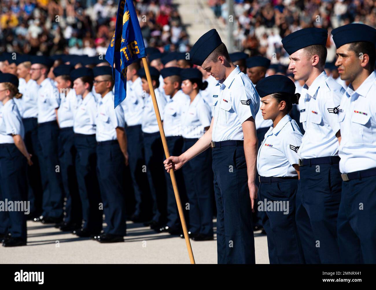 Mehr als 600 Luftwaffe, die dem 433. Training Squadron zugewiesen wurde, absolvierten vom 5. Bis 6. Oktober 2022 das Basic Military Training in der Joint Base San Antonio-Lackland, Texas. General Mike Minihan, Kommandant des Air Mobility Command, begutachtete die Zeremonie. Stockfoto