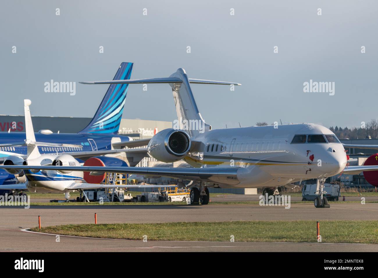 Zürich, Schweiz, 19. Januar 2023 Bombardier Global 6000 Business Aircraft parkt auf dem Vorfeld während des Weltwirtschaftsforums in Davos Stockfoto