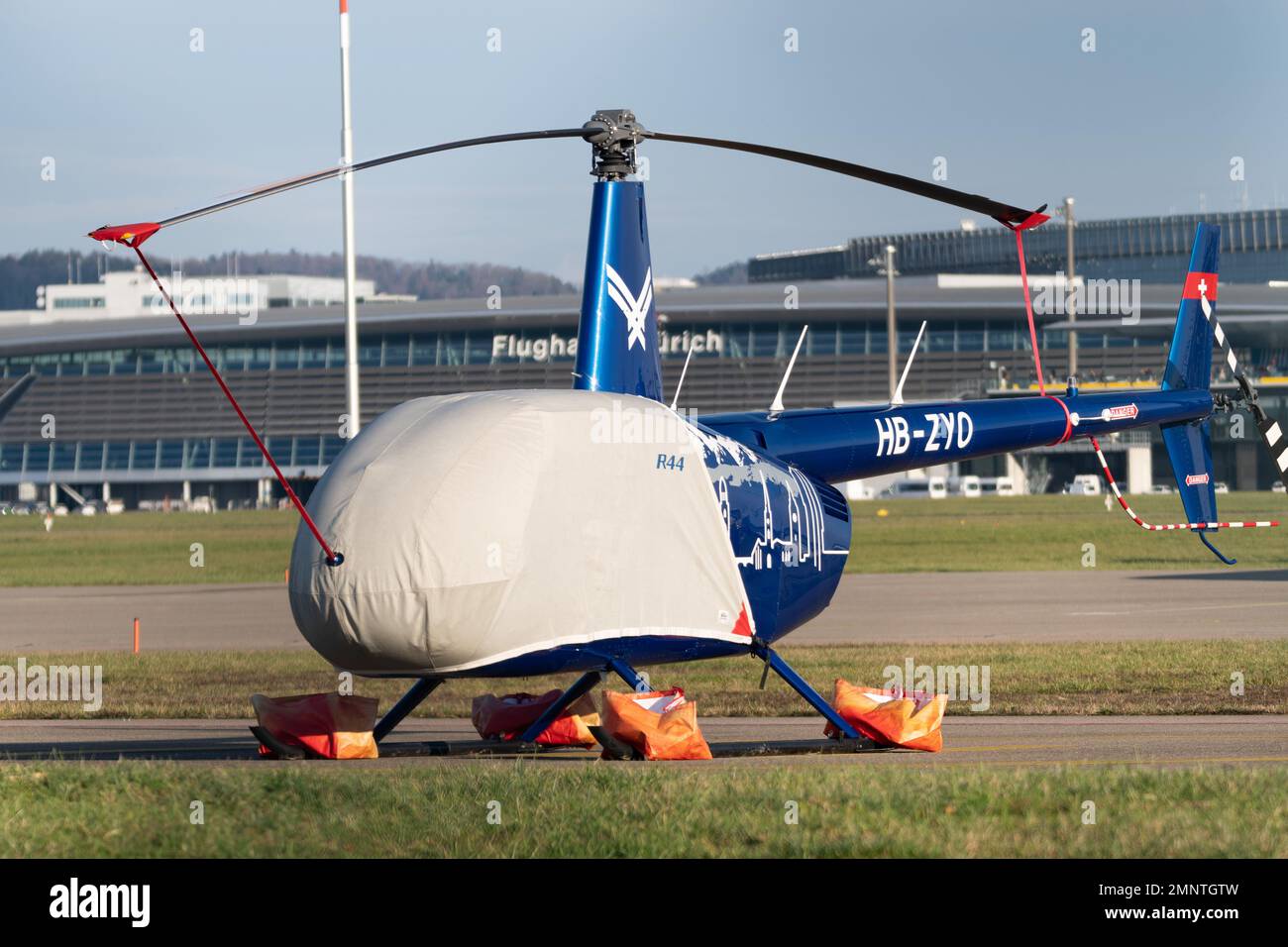Zürich, Schweiz, 19. Januar 2023 Robinson R44 Helikopter parkt am internationalen Flughafen Stockfoto