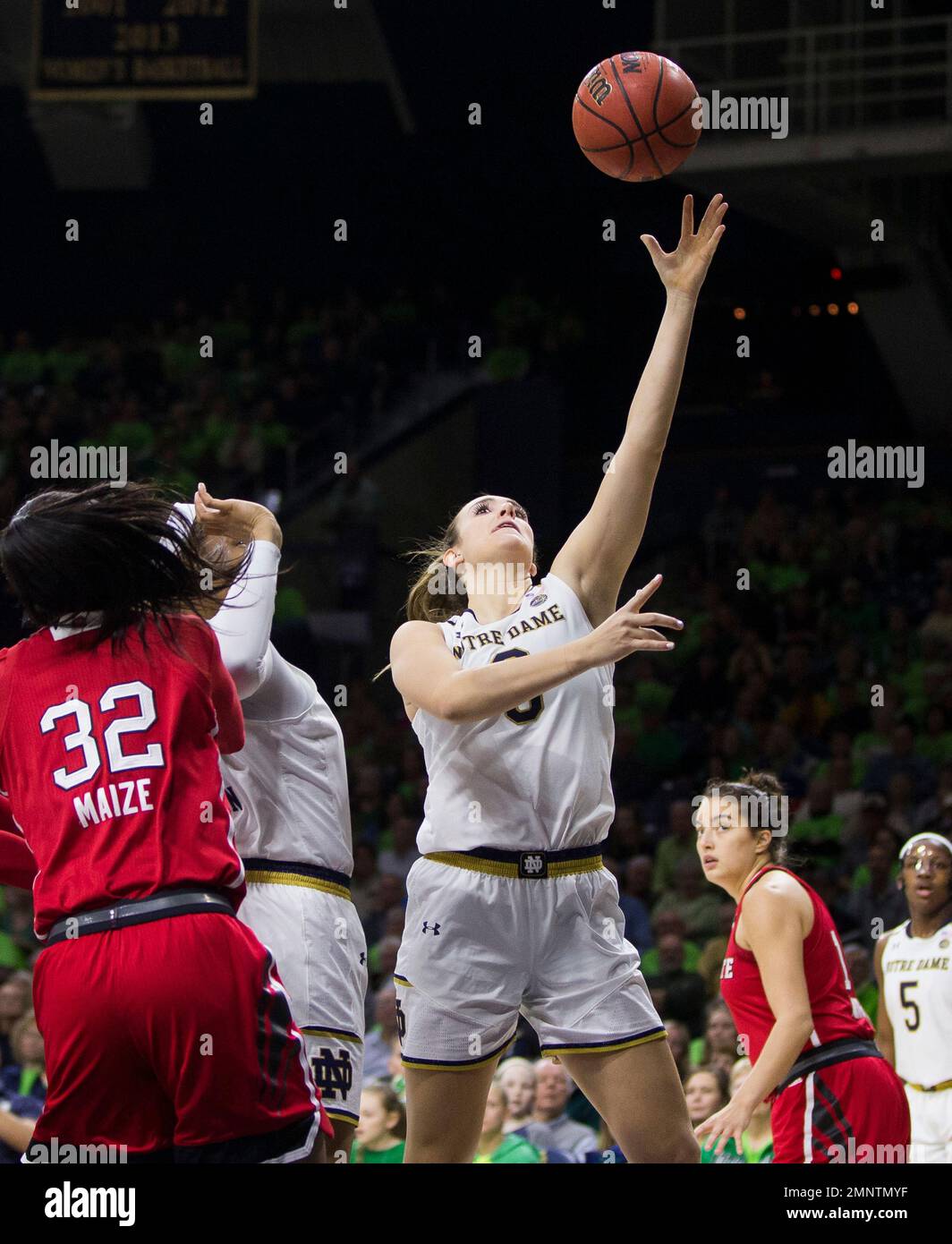 Notre Dame's Marina Mabrey (3) goes in for a layup during the first half of an NCAA college basketball game against North Carolina State Sunday, Feb. 25, 2018, in South Bend, Ind. Notre Dame won 86-67. (AP Photo/Robert Franklin) Stockfoto