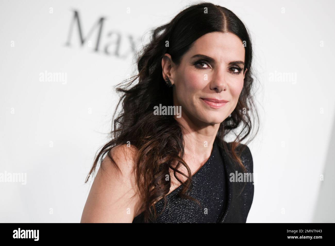FILE - In this June 16, 2015 file photo, Sandra Bullock arrives at the Women in Film 2015 Crystal And Lucy Awards at the Hyatt Regency Century Plaza in Los Angeles. Bullock, Dave Chappelle, Christopher Walken, Rita Moreno and Helen Mirren are among the latest slate of stars set to appear on the 90th Academy Awards. Oscar telecast producers revealed another round of celebrity presenters on Tuesday, Feb. 17, 2018, which also includes Jane Fonda, Matthew McConaughey, Lupita Nyong’o, Nicole Kidman, Jodie Foster, Ashley Judd and Eugenio Derbez.(Photo by Richard Shotwell/Invision/AP, File) Stockfoto
