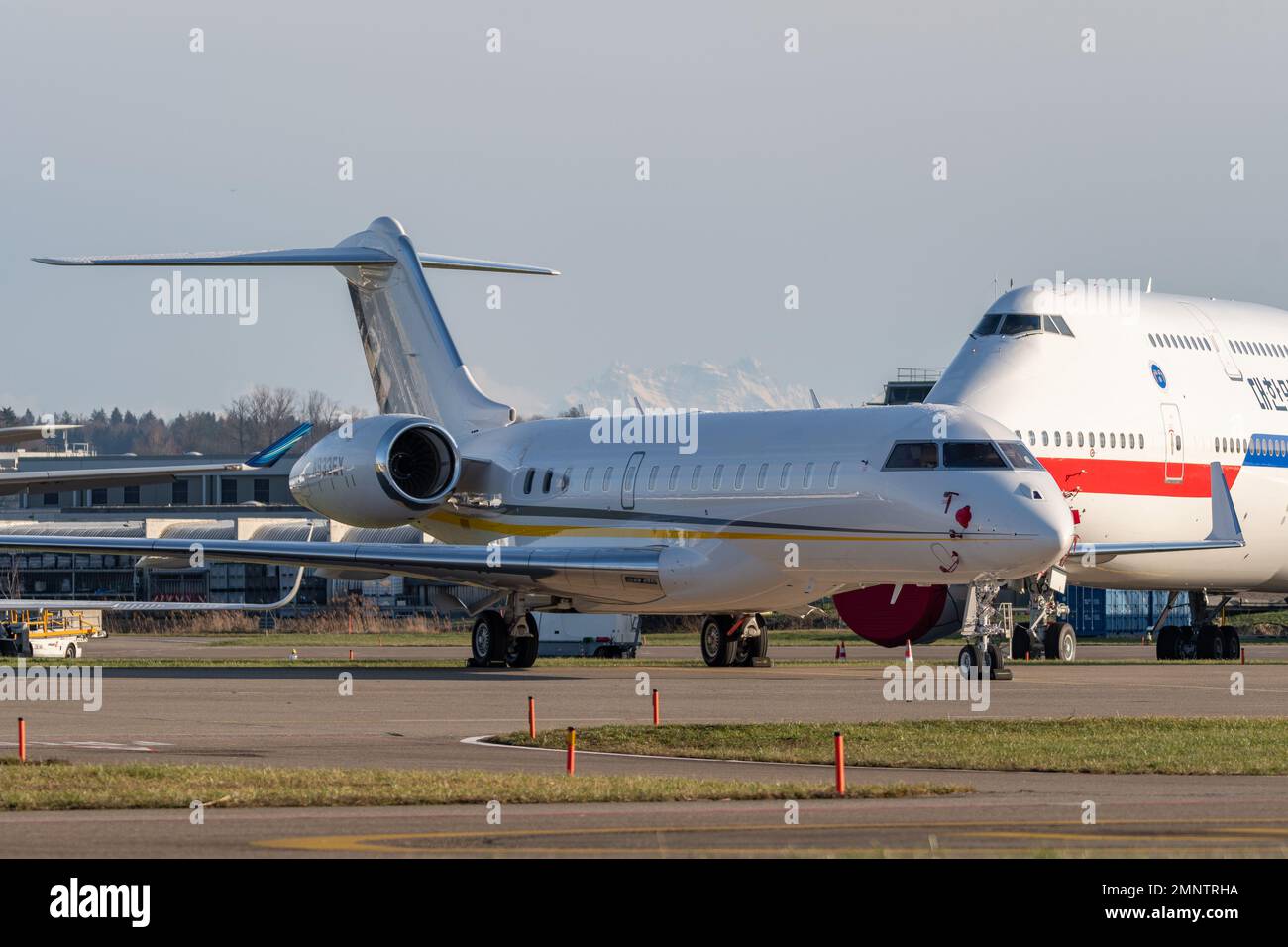 Zürich, Schweiz, 19. Januar 2023 Bombardier Global 6000 Business Aircraft parkt auf dem Vorfeld während des Weltwirtschaftsforums in Davos Stockfoto