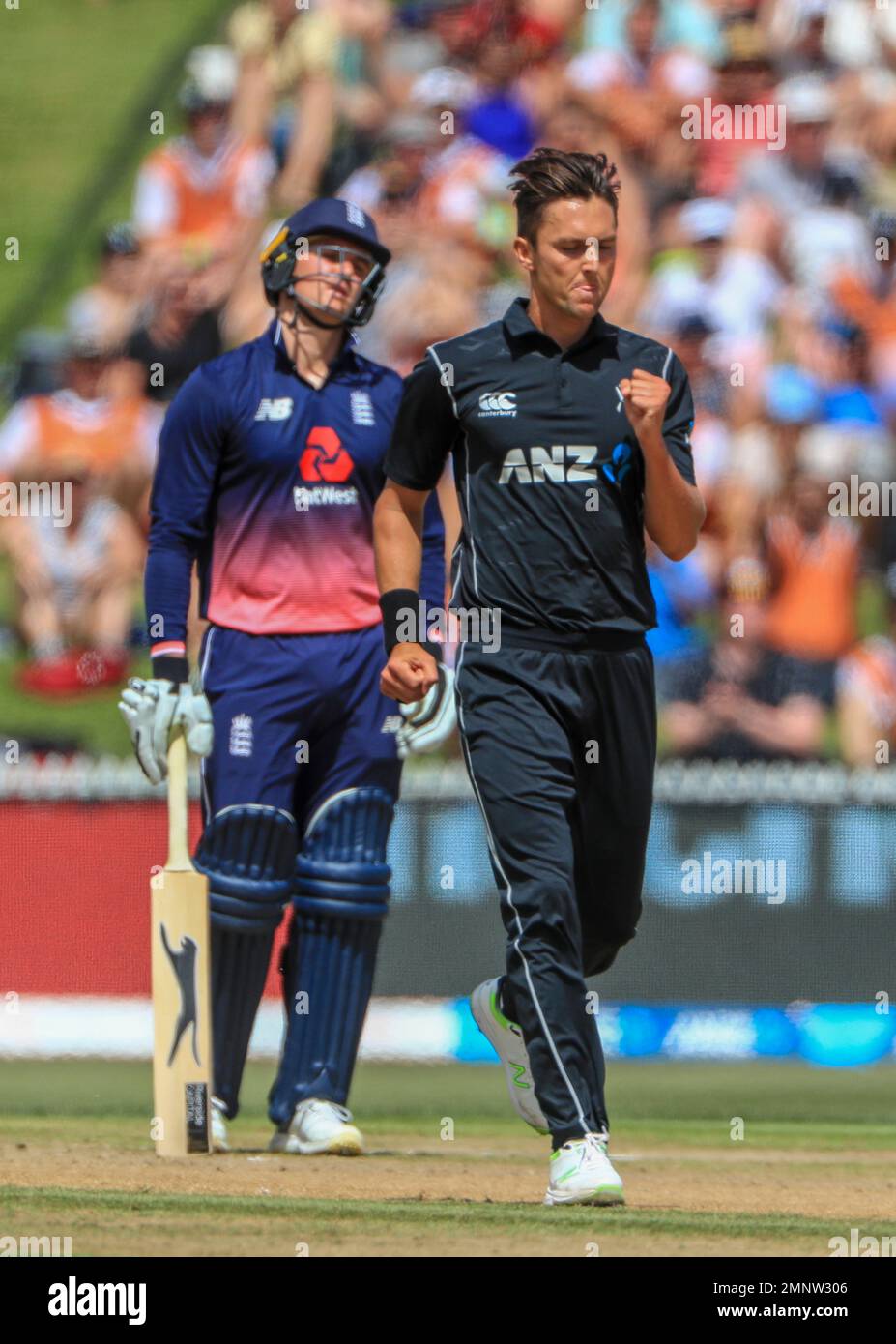 New Zealand's bowler Trent Boult celebrates after dismissing England's Jonny Bairstow as England's Jason Roy reacts during his teams One Day International cricket match against England in Hamilton, New Zealand, Sunday, Feb. 25, 2018. (AP Photo/John Cowpland) Stockfoto