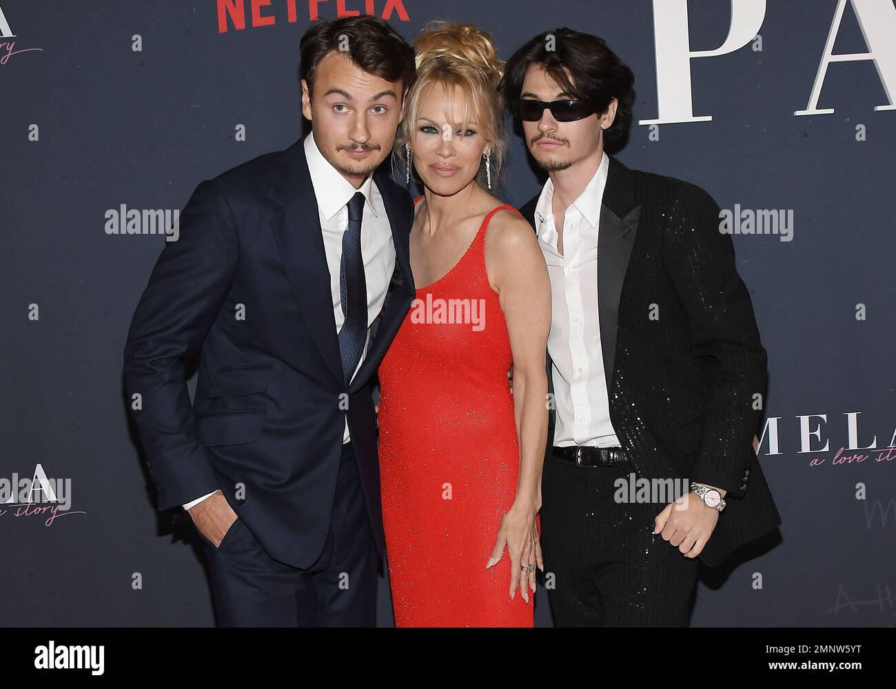 Los Angeles, USA. 30. Januar 2023. (L-R) Brandon Thomas Lee, Pamela Anderson und Dylan Jagger Lee bei der Netflix-Dokumentation PAMELA, Eine LIEBESGESCHICHTE Weltpremiere, die am Montag, den 30. Januar 2023, im TUDUM Theater in Hollywood, Kalifornien, stattfindet. (Foto: Sthanlee B. Mirador/Sipa USA) Guthaben: SIPA USA/Alamy Live News Stockfoto Los Angeles, USA. 30. Januar 2023. (L-R) Brandon Thomas Lee, Pamela Anderson und Dylan Jagger Lee bei der Netflix-Dokumentation PAMELA, Eine LIEBESGESCHICHTE Weltpremiere, die am Montag, den 30. Januar 2023, im TUDUM Theater in Hollywood, Kalifornien, stattfindet. (Foto: Sthanlee B. Mirador/Sipa USA) Guthaben: SIPA USA/Alamy Live News Stockfoto