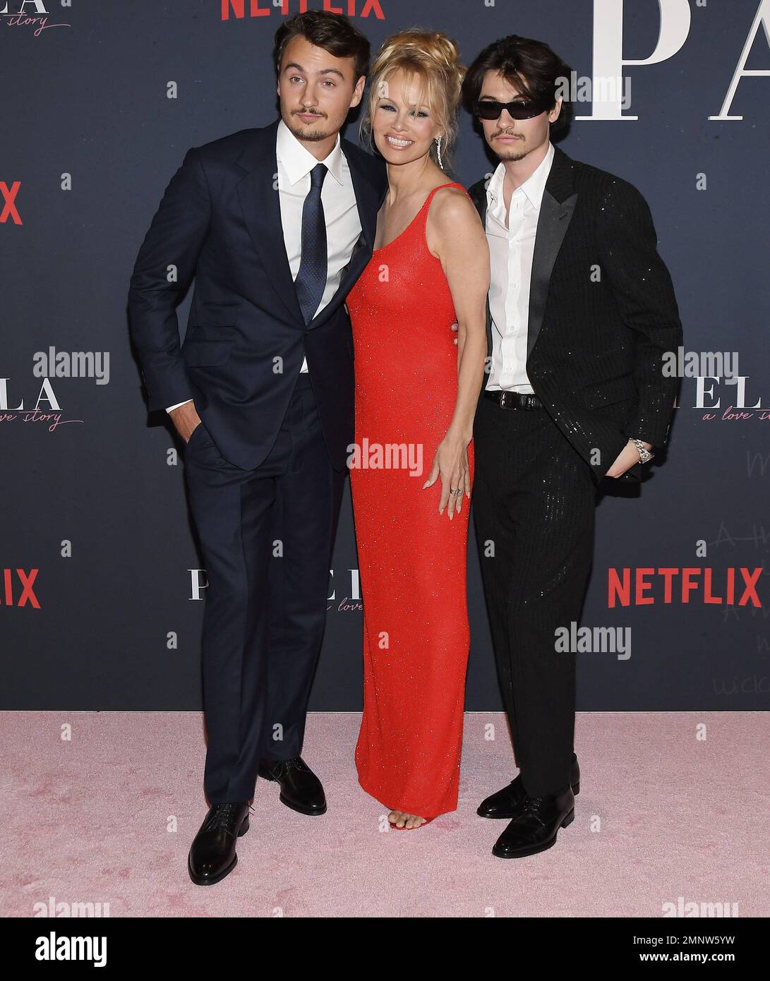Los Angeles, USA. 30. Januar 2023. (L-R) Brandon Thomas Lee, Pamela Anderson und Dylan Jagger Lee bei der Netflix-Dokumentation PAMELA, Eine LIEBESGESCHICHTE Weltpremiere, die am Montag, den 30. Januar 2023, im TUDUM Theater in Hollywood, Kalifornien, stattfindet. (Foto: Sthanlee B. Mirador/Sipa USA) Guthaben: SIPA USA/Alamy Live News Stockfoto Los Angeles, USA. 30. Januar 2023. (L-R) Brandon Thomas Lee, Pamela Anderson und Dylan Jagger Lee bei der Netflix-Dokumentation PAMELA, Eine LIEBESGESCHICHTE Weltpremiere, die am Montag, den 30. Januar 2023, im TUDUM Theater in Hollywood, Kalifornien, stattfindet. (Foto: Sthanlee B. Mirador/Sipa USA) Guthaben: SIPA USA/Alamy Live News Stockfoto