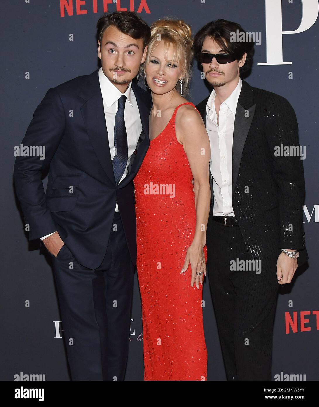Los Angeles, USA. 30. Januar 2023. (L-R) Brandon Thomas Lee, Pamela Anderson und Dylan Jagger Lee bei der Netflix-Dokumentation PAMELA, Eine LIEBESGESCHICHTE Weltpremiere, die am Montag, den 30. Januar 2023, im TUDUM Theater in Hollywood, Kalifornien, stattfindet. (Foto: Sthanlee B. Mirador/Sipa USA) Guthaben: SIPA USA/Alamy Live News Stockfoto Los Angeles, USA. 30. Januar 2023. (L-R) Brandon Thomas Lee, Pamela Anderson und Dylan Jagger Lee bei der Netflix-Dokumentation PAMELA, Eine LIEBESGESCHICHTE Weltpremiere, die am Montag, den 30. Januar 2023, im TUDUM Theater in Hollywood, Kalifornien, stattfindet. (Foto: Sthanlee B. Mirador/Sipa USA) Guthaben: SIPA USA/Alamy Live News Stockfoto