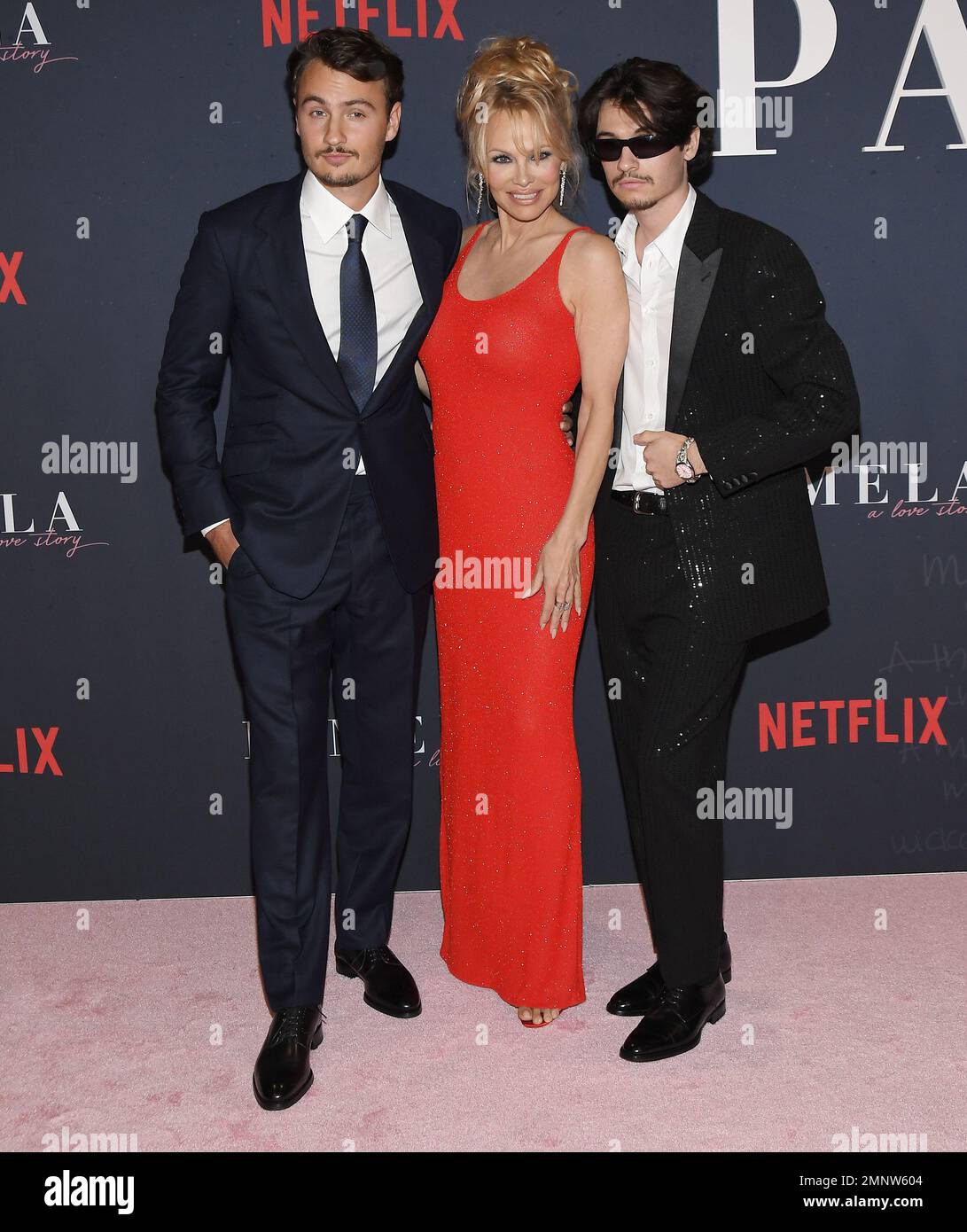 Los Angeles, USA. 30. Januar 2023. (L-R) Brandon Thomas Lee, Pamela Anderson und Dylan Jagger Lee bei der Netflix-Dokumentation PAMELA, Eine LIEBESGESCHICHTE Weltpremiere, die am Montag, den 30. Januar 2023, im TUDUM Theater in Hollywood, Kalifornien, stattfindet. (Foto: Sthanlee B. Mirador/Sipa USA) Guthaben: SIPA USA/Alamy Live News Stockfoto Los Angeles, USA. 30. Januar 2023. (L-R) Brandon Thomas Lee, Pamela Anderson und Dylan Jagger Lee bei der Netflix-Dokumentation PAMELA, Eine LIEBESGESCHICHTE Weltpremiere, die am Montag, den 30. Januar 2023, im TUDUM Theater in Hollywood, Kalifornien, stattfindet. (Foto: Sthanlee B. Mirador/Sipa USA) Guthaben: SIPA USA/Alamy Live News Stockfoto