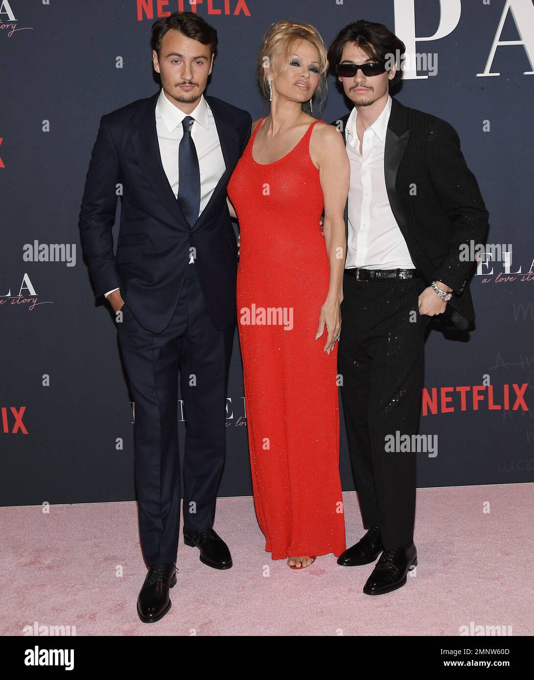 Los Angeles, USA. 30. Januar 2023. (L-R) Brandon Thomas Lee, Pamela Anderson und Dylan Jagger Lee bei der Netflix-Dokumentation PAMELA, Eine LIEBESGESCHICHTE Weltpremiere, die am Montag, den 30. Januar 2023, im TUDUM Theater in Hollywood, Kalifornien, stattfindet. (Foto: Sthanlee B. Mirador/Sipa USA) Guthaben: SIPA USA/Alamy Live News Stockfoto Los Angeles, USA. 30. Januar 2023. (L-R) Brandon Thomas Lee, Pamela Anderson und Dylan Jagger Lee bei der Netflix-Dokumentation PAMELA, Eine LIEBESGESCHICHTE Weltpremiere, die am Montag, den 30. Januar 2023, im TUDUM Theater in Hollywood, Kalifornien, stattfindet. (Foto: Sthanlee B. Mirador/Sipa USA) Guthaben: SIPA USA/Alamy Live News Stockfoto