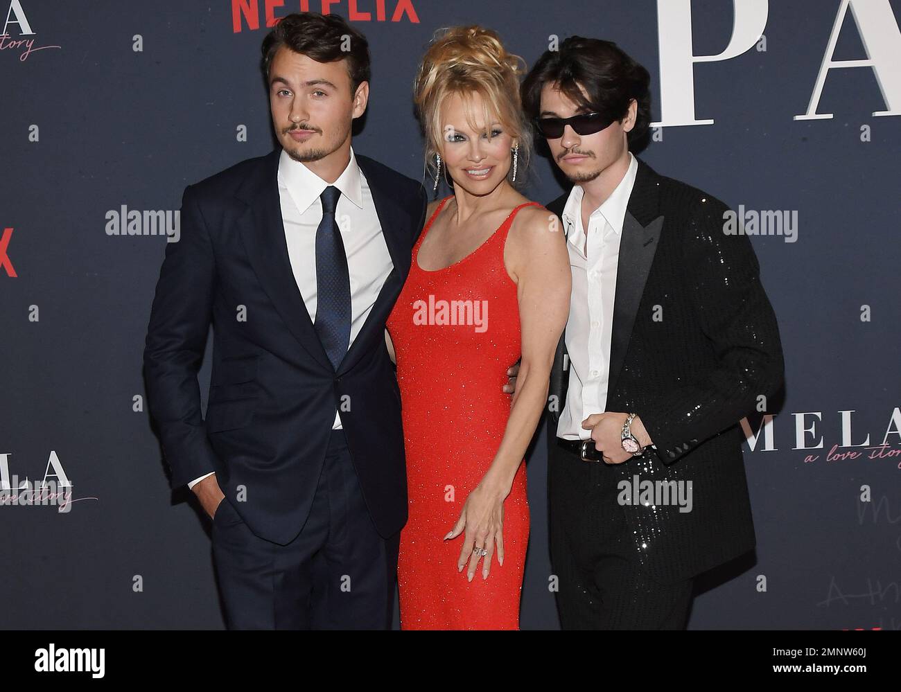Los Angeles, USA. 30. Januar 2023. (L-R) Brandon Thomas Lee, Pamela Anderson und Dylan Jagger Lee bei der Netflix-Dokumentation PAMELA, Eine LIEBESGESCHICHTE Weltpremiere, die am Montag, den 30. Januar 2023, im TUDUM Theater in Hollywood, Kalifornien, stattfindet. (Foto: Sthanlee B. Mirador/Sipa USA) Guthaben: SIPA USA/Alamy Live News Stockfoto Los Angeles, USA. 30. Januar 2023. (L-R) Brandon Thomas Lee, Pamela Anderson und Dylan Jagger Lee bei der Netflix-Dokumentation PAMELA, Eine LIEBESGESCHICHTE Weltpremiere, die am Montag, den 30. Januar 2023, im TUDUM Theater in Hollywood, Kalifornien, stattfindet. (Foto: Sthanlee B. Mirador/Sipa USA) Guthaben: SIPA USA/Alamy Live News Stockfoto