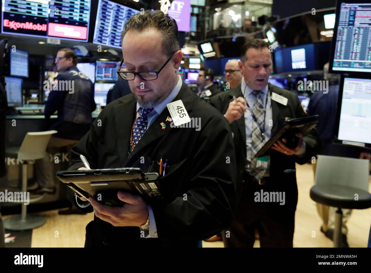 Traders Robert Arciero, left, and Edward Curran work on the floor of the New York Stock Exchange, Friday, Feb. 23, 2018. Stocks are opening higher on Wall Street, led by gains in technology companies and banks. (AP Photo/Richard Drew) Stockfoto