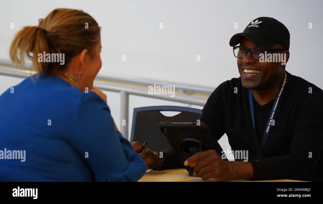Seminole County, Florida (6. Oktober 2022) – Helfer der FEMA für Katastrophenüberlebende helfen den örtlichen Überlebenden des Hurricane Ian im Oviedo Cultural Center in Seminole County, Florida. Stockfoto