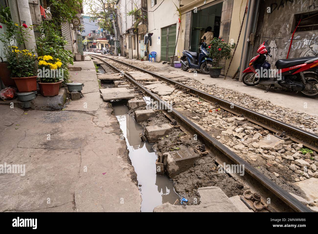 Hanoi, Vietnam, Januar 2023. Hanoi, Vietnam, Januar 2023. Die Schienen zwischen den Häusern des alten Stadtviertels Stockfoto