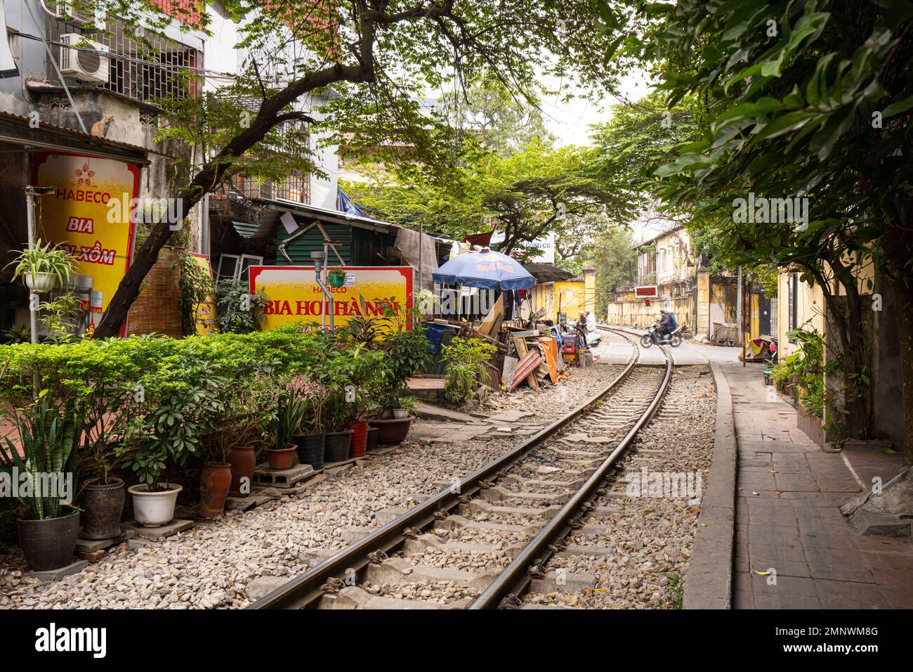 Hanoi, Vietnam, Januar 2023. Die Schienen zwischen den Häusern des alten Stadtviertels Stockfoto