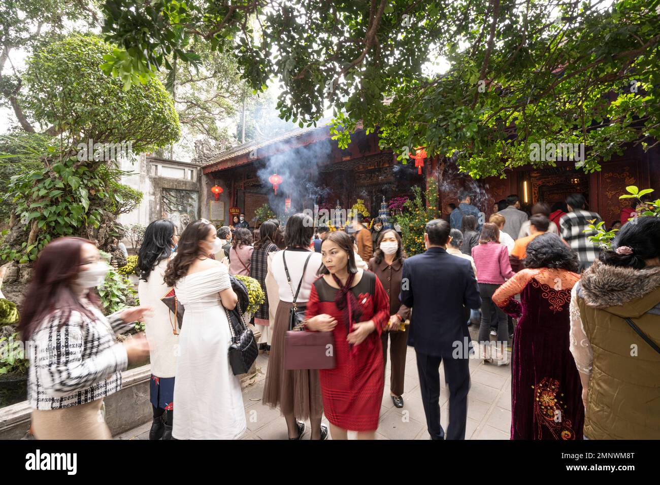 Hanoi, Vietnam, Januar 2023. Blick auf Gläubige im Taoistischen Tempel Quan Thanh im Stadtzentrum Stockfoto
