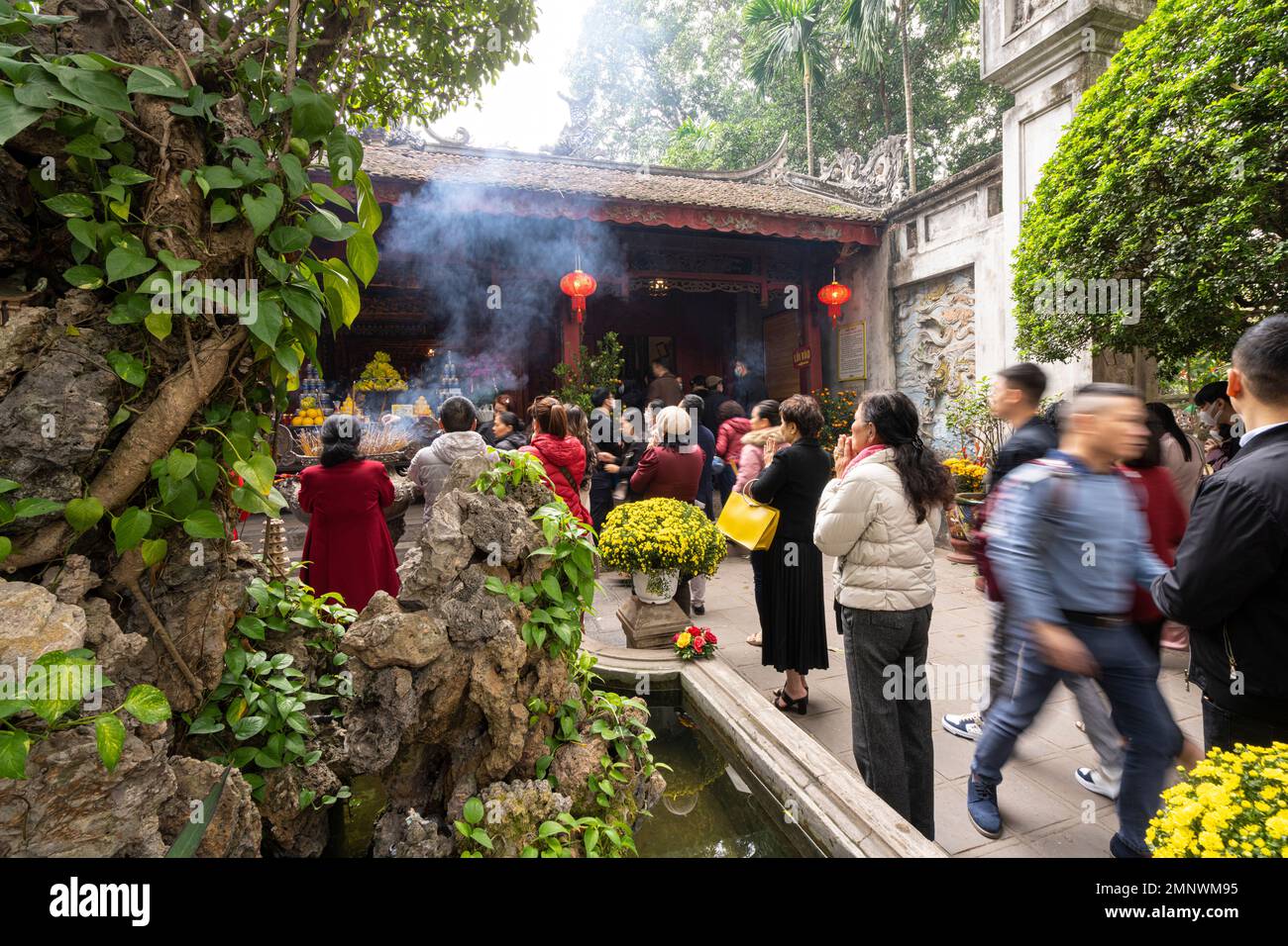 Hanoi, Vietnam, Januar 2023. Blick auf Gläubige im Taoistischen Tempel Quan Thanh im Stadtzentrum Stockfoto