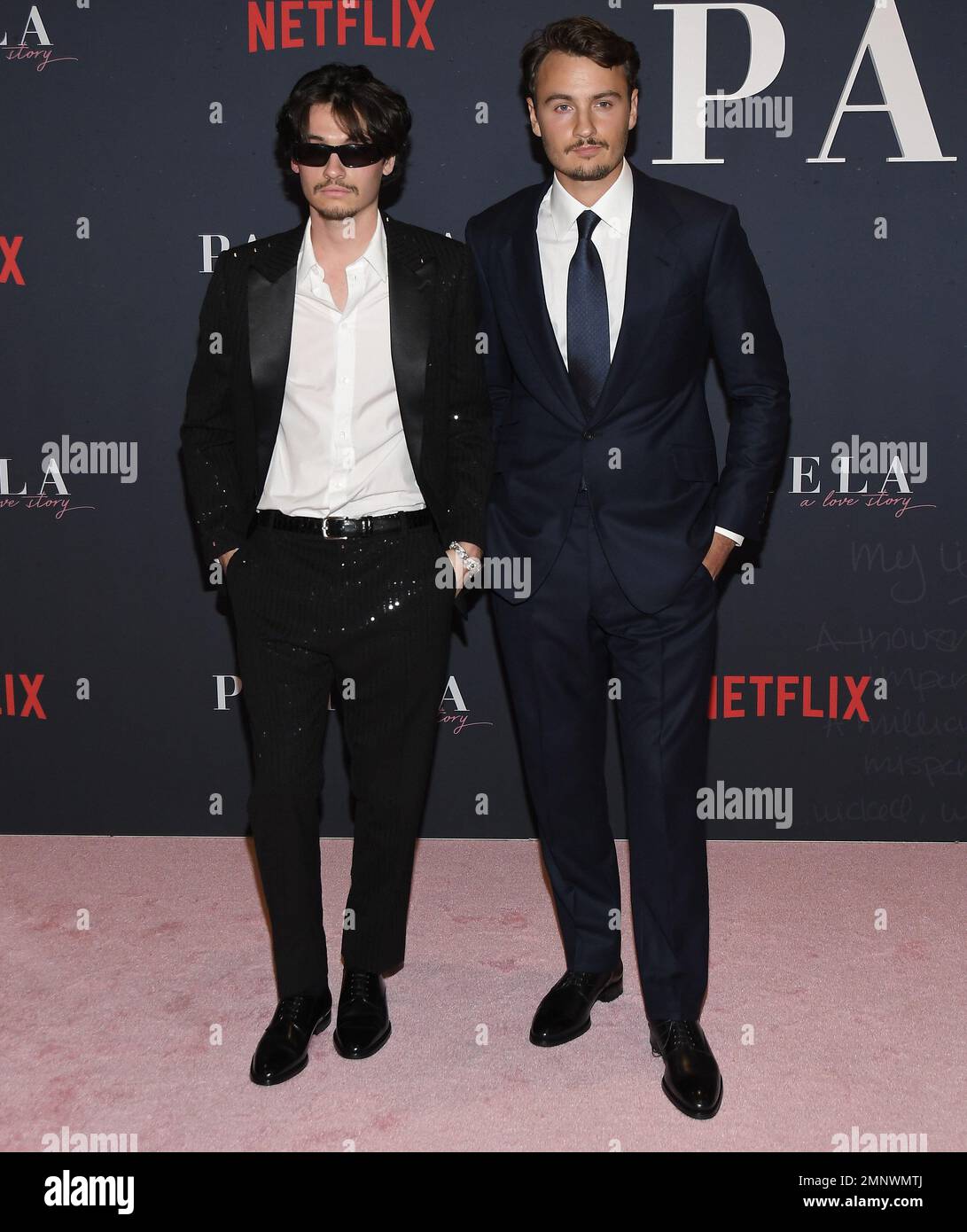 Los Angeles, USA. 30. Januar 2023. (L-R) Dylan Jagger Lee und Brandon Thomas Lee kommen am Montag, den 30. Januar 2023, zum Netflix Dokumentarfilm PAMELA, Eine LIEBESGESCHICHTE Weltpremiere im TUDUM Theater in Hollywood, Kalifornien, an. (Foto: Sthanlee B. Mirador/Sipa USA) Guthaben: SIPA USA/Alamy Live News Stockfoto Los Angeles, USA. 30. Januar 2023. (L-R) Dylan Jagger Lee und Brandon Thomas Lee kommen am Montag, den 30. Januar 2023, zum Netflix Dokumentarfilm PAMELA, Eine LIEBESGESCHICHTE Weltpremiere im TUDUM Theater in Hollywood, Kalifornien, an. (Foto: Sthanlee B. Mirador/Sipa USA) Guthaben: SIPA USA/Alamy Live News Stockfoto