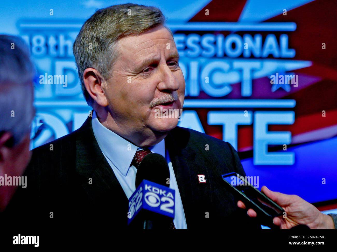 Republican Rick Saccone talks with reporters after the taping of a debate with Democrat Conor Lamb for the special election in the PA 18th Congressional District at the KDKA TV studios, Monday, Feb. 19, 2018, in Pittsburgh. The debate was recorded in the afternoon and scheduled to be broadcast at 7 PM Monday. (AP Photo/Keith Srakocic) Stockfoto