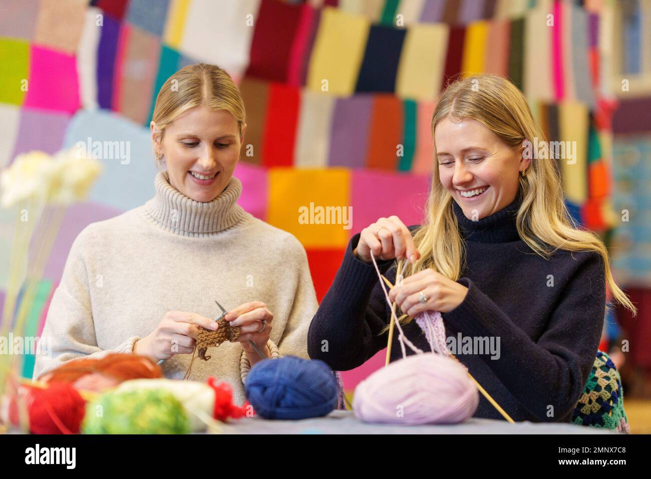 REDAKTIONELLE USE ONLY Volunteer Knitters Charlotte Wright (links) und Laura Fry helfen beim Zusammenbau eines 23ft m hohen Bommelhutes zur Feier des 20.-jährigen Jubiläums von The Innocent Big Knit in Zusammenarbeit mit Age UK in der Albert Hall in Nottingham. Ausgabedatum: Dienstag, 31. Januar 2023. Stockfoto