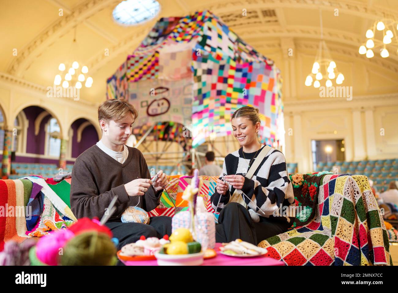 REDAKTION ONLY Volunteer Knitters Patrick McVeigh und Sally Hayter helfen beim Zusammenbau eines 23ft m hohen Bobble-Hutes zur Feier des 20. Jahrestages von The Innocent Big Knit in Partnerschaft mit Age UK in der Albert Hall in Nottingham. Ausgabedatum: Dienstag, 31. Januar 2023. Stockfoto