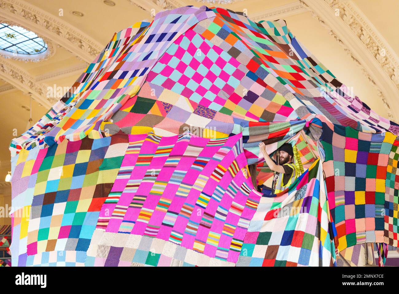 Nur REDAKTEURE bauen einen 23ft m hohen Bommelhut zur Feier des 20. Jahrestages des Innocent Big Knit in Zusammenarbeit mit Age UK in der Albert Hall in Nottingham. Ausgabedatum: Dienstag, 31. Januar 2023. Stockfoto