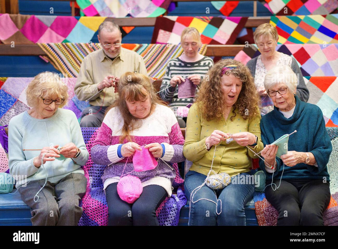 REDAKTIONELLE VERWENDUNG NUR Freiwillige Strickkünstler von der Woolly Wednesday Strickgruppe helfen beim Zusammenbau eines 23ft m hohen Bommelhutes zur Feier des 20. Jahrestages von The Innocent Big Knit in Zusammenarbeit mit Age UK in der Albert Hall in Nottingham. Ausgabedatum: Dienstag, 31. Januar 2023. Stockfoto