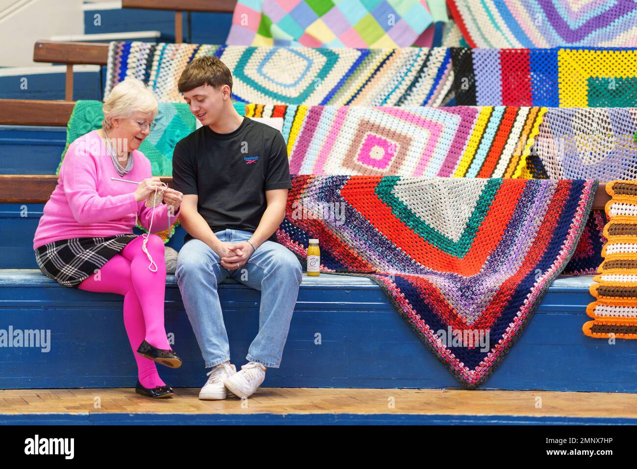REDAKTION ONLY Volunteer Knitter Liz Alcock und Tik Tok User Lewis Leigh helfen beim Zusammenbau eines 23ft m hohen Bommelhutes zur Feier des 20. Jahrestages von The Innocent Big Knit in Zusammenarbeit mit Age UK in der Albert Hall in Nottingham. Ausgabedatum: Dienstag, 31. Januar 2023. Stockfoto
