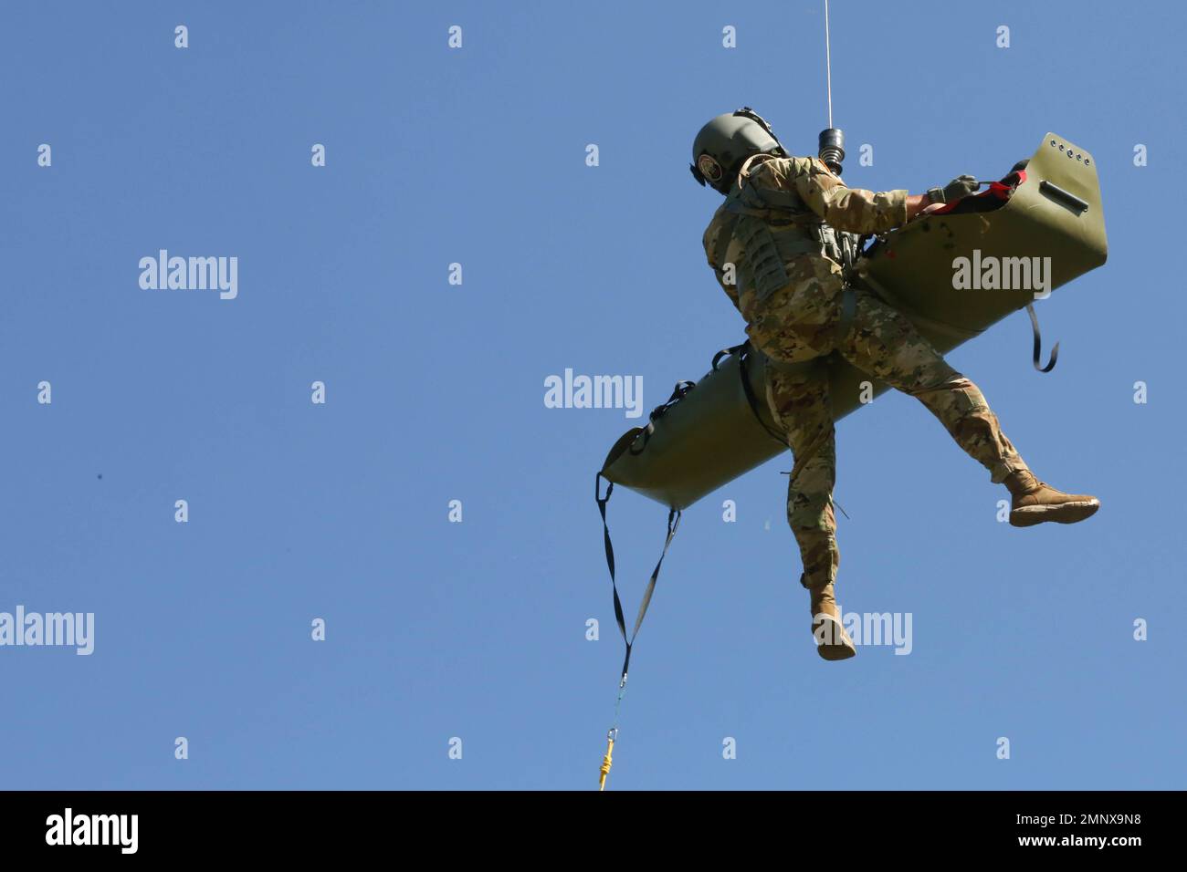 Gemeinsame Trainingsübung mit det 2. 6 Co. 3/238. AVN MEDEVAC, Cox Health und Missouri State Highway Patrol in Hercules Glade Wilderness, Bradleyville, Mo., 06. Oktober 2022. Mehrere Abteilungen in Missouri haben sich zusammengetan, um lebensrettende MEDEVAC-Szenarien zu praktizieren. (Foto von U.S. Army National Guard Spc. Rose Di Trolio.) Stockfoto