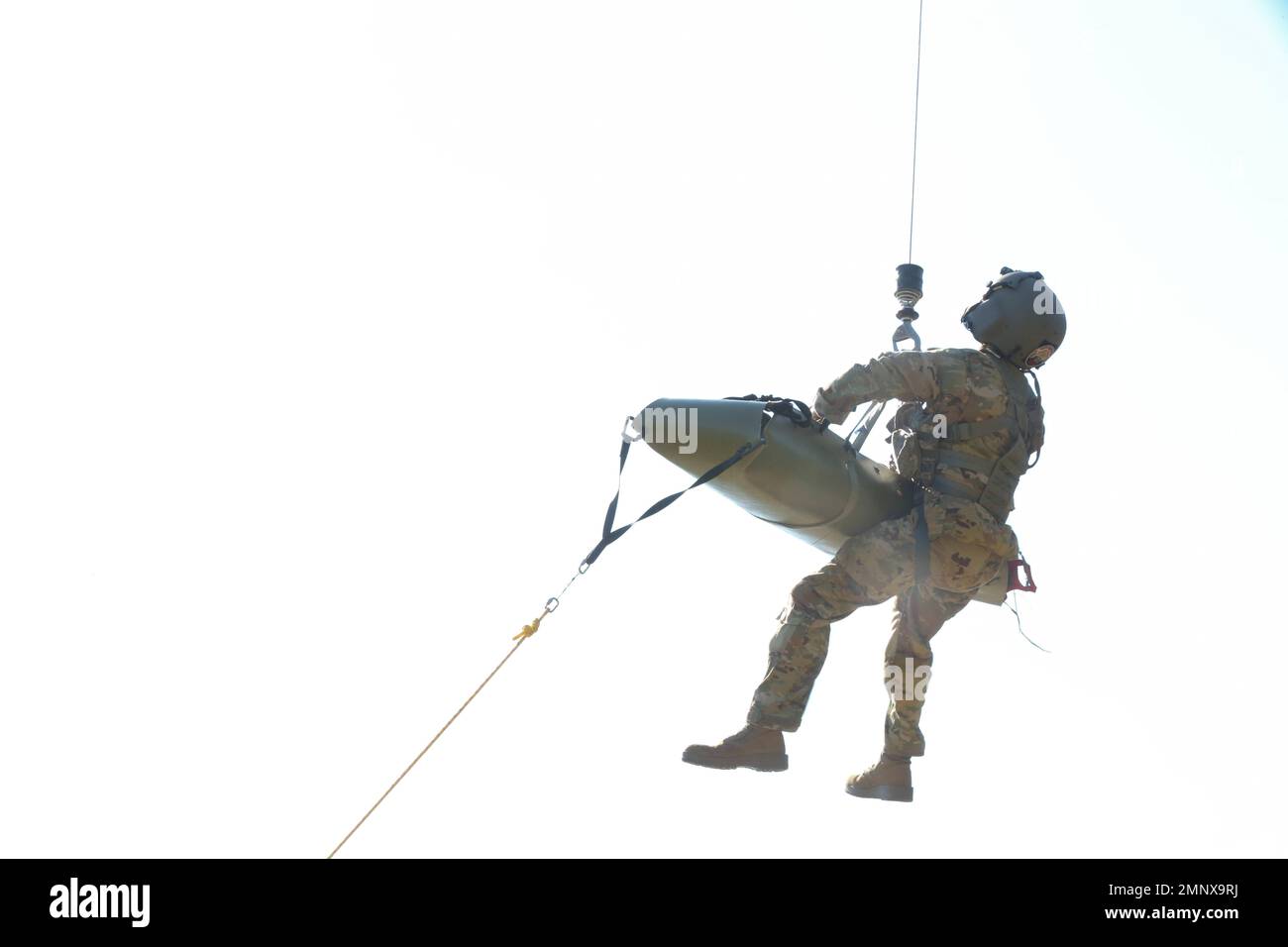 Gemeinsame Trainingsübung mit det 2. 6 Co. 3/238. AVN MEDEVAC, Cox Health und Missouri State Highway Patrol in Hercules Glade Wilderness, Bradleyville, Mo., 06. Oktober 2022. Mehrere Abteilungen in Missouri haben sich zusammengetan, um lebensrettende MEDEVAC-Szenarien zu praktizieren. (Foto von U.S. Army National Guard Spc. Rose Di Trolio.) Stockfoto