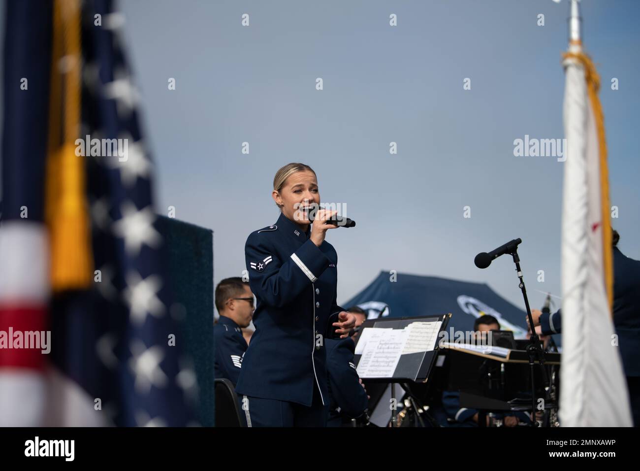 Natalie Angst, USAF Band of the Golden West Sängerin, singt am 6. Oktober 2022 J.G. Magees „High Flight“ in den Presidio Tunnel Tops, San Francisco, Kalifornien. Der Auftritt war Teil der Fleet Week der US Navy und war das erste Mal, dass die BOTGW in den Presidio Tunnel Tops spielte. BOTGW,Band of the Golden West,Presidio Tunnel Tops,Band,Konzertaufführung, Stockfoto